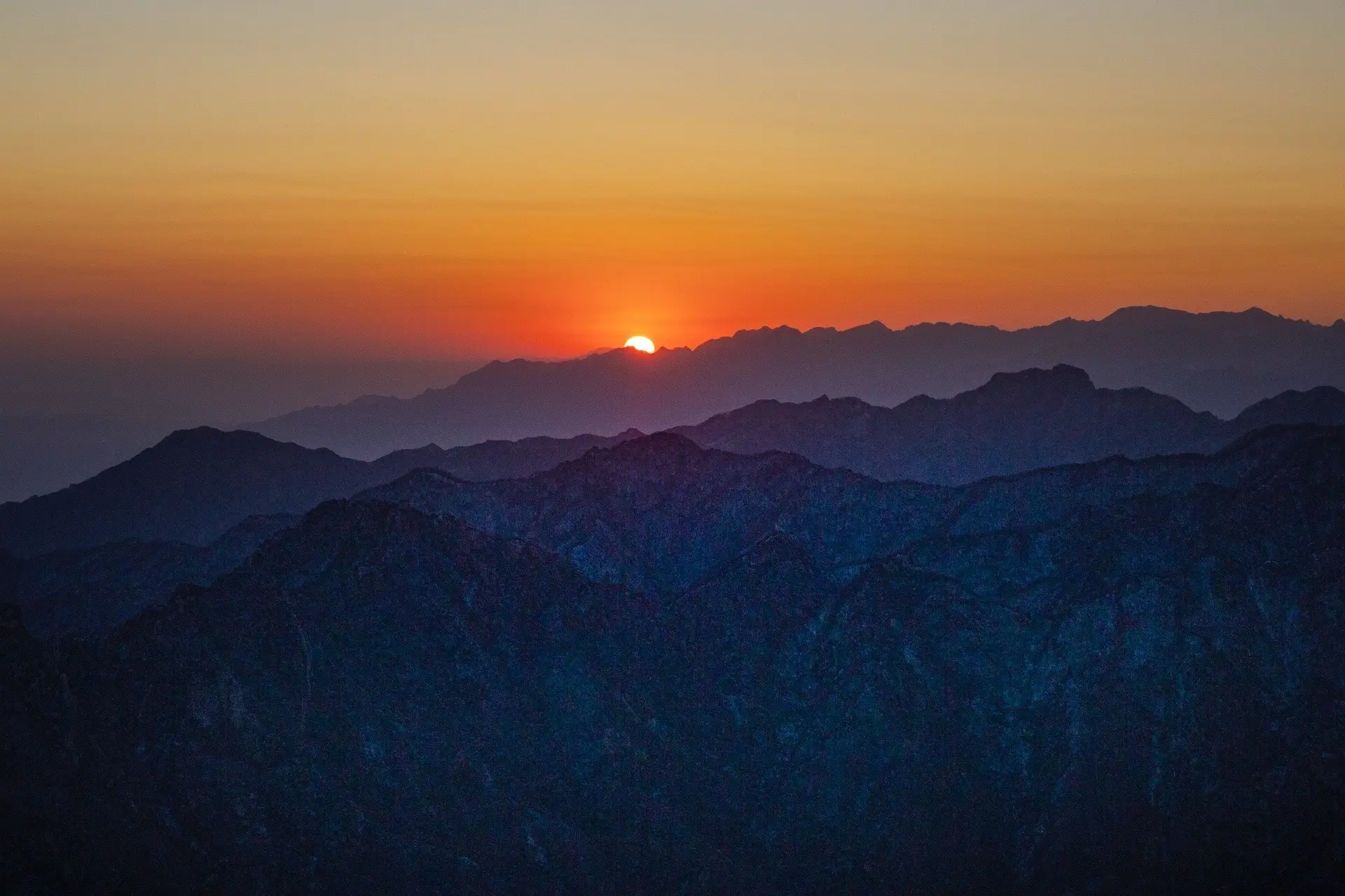 华山顶上，从月亮到太阳。只是早上在东峰顶看日出太冷了，太冷了。