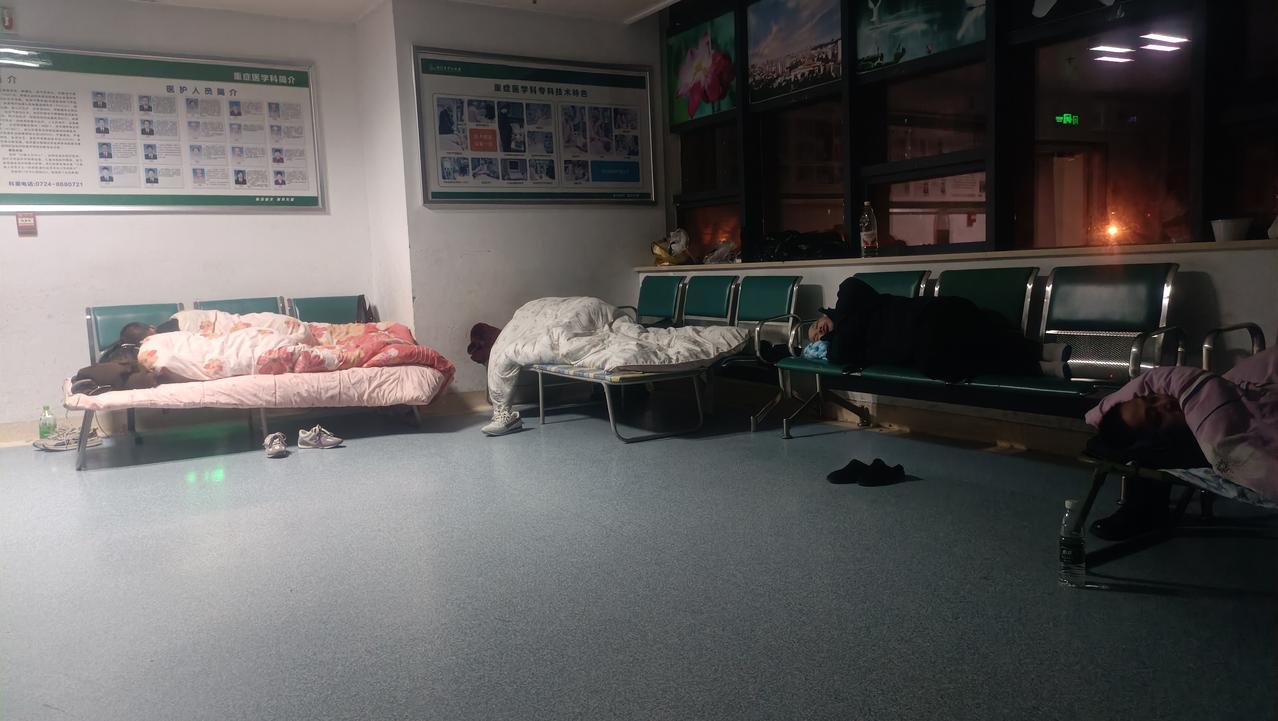 凌晨四点多的ICU病房门口，好多人都在睡觉。我没有抢到好位置，只能在凳子上坐着，