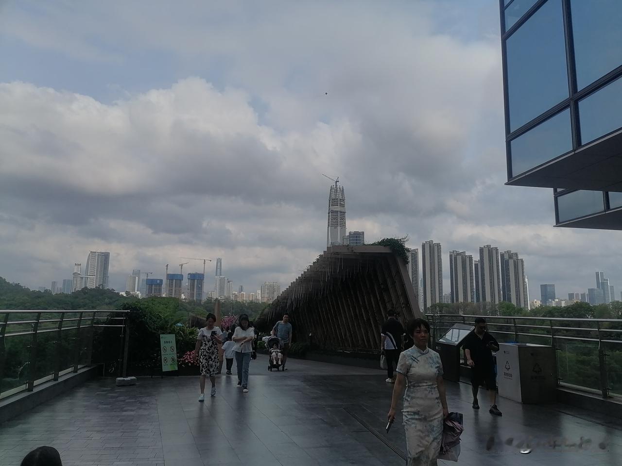 高楼耸立，塔吊旋转，人流络绎不绝，有的下面上来，有的从上面下去，一路满是人。