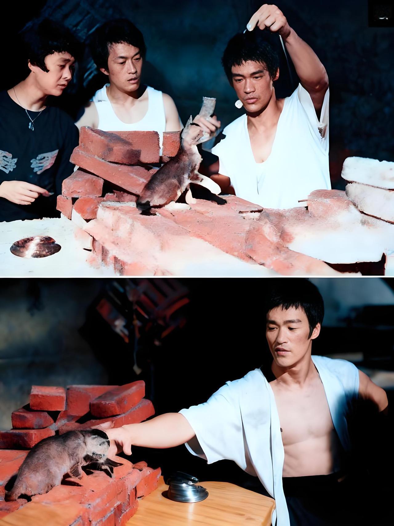 这组照片是李小龙与工作人员商讨影视动作戏拍摄的幕后场景，专业创作与生活趣味在此碰