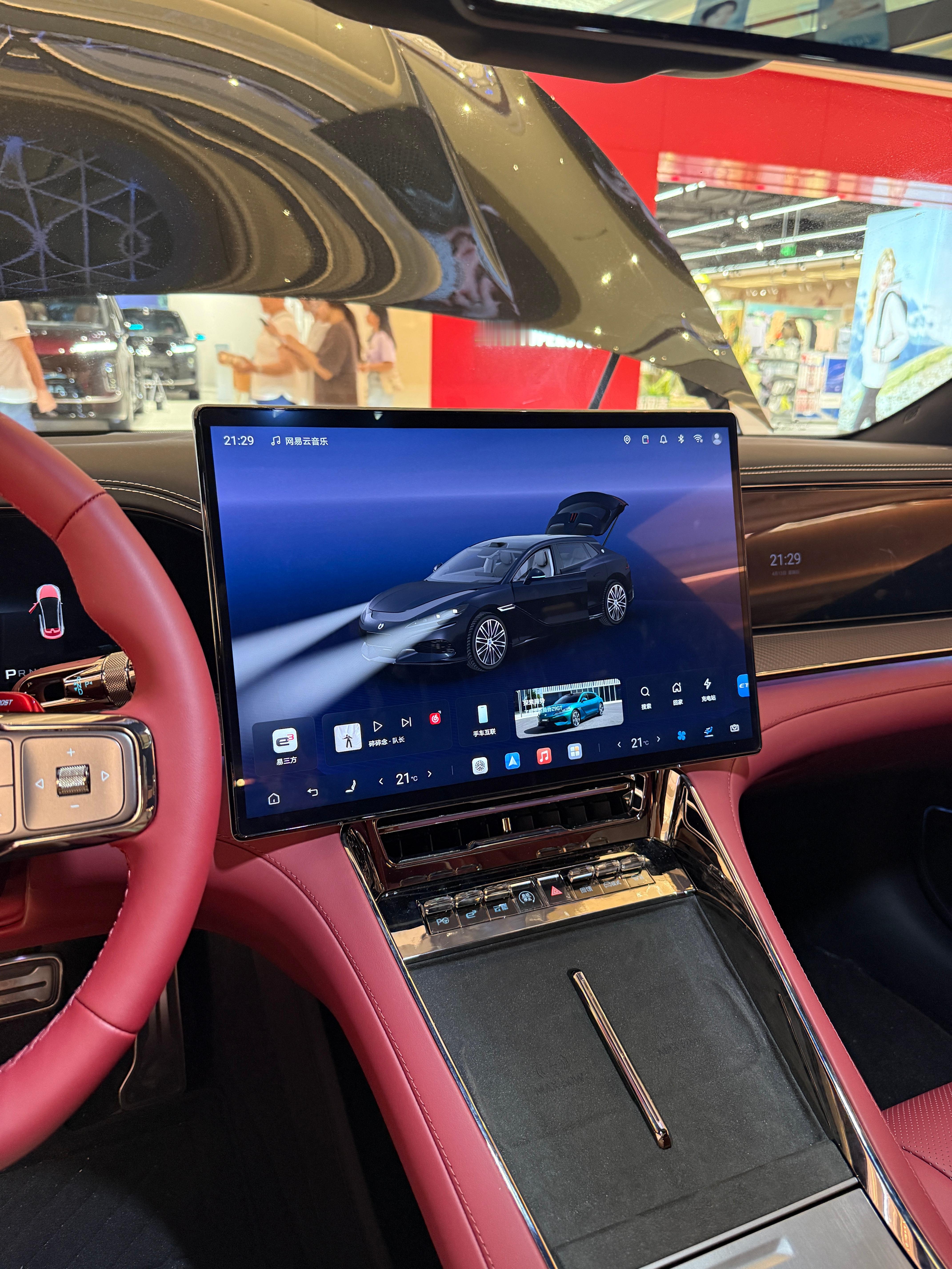 这个车的车机屏幕，我没看错的话应该是贴了个 PET AR 膜？ 