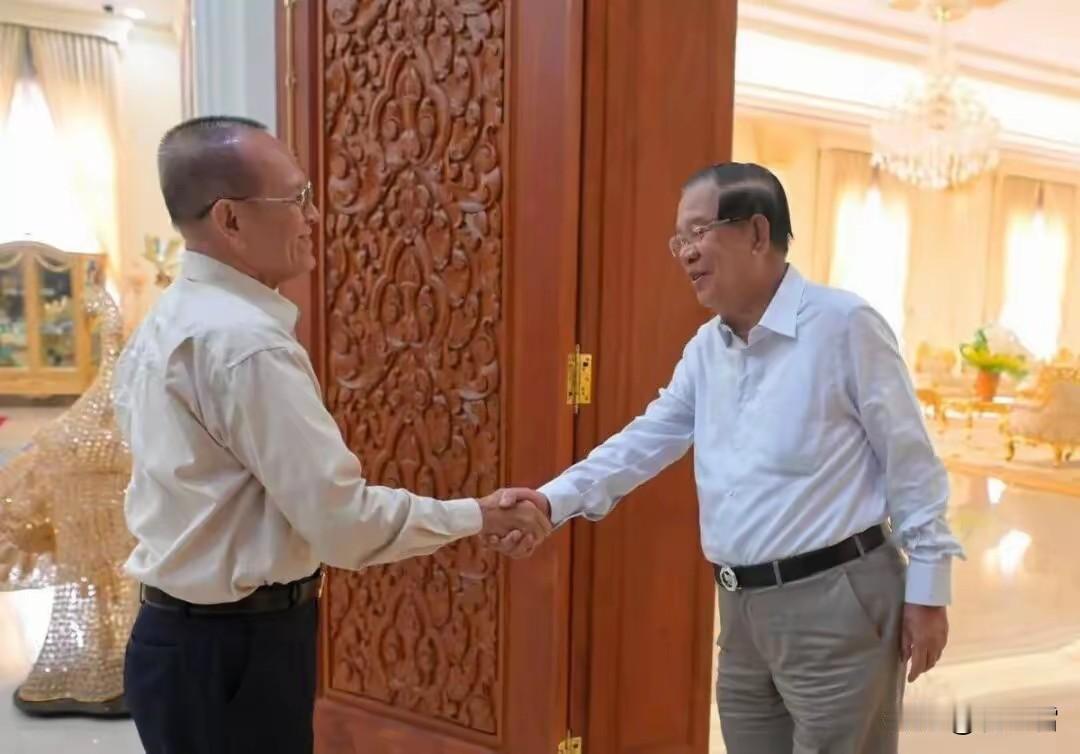 洪森喜提金速卡，作为柬埔寨的老牌反对派，金速卡与沈良西深度捆绑，两个人一唱一和与