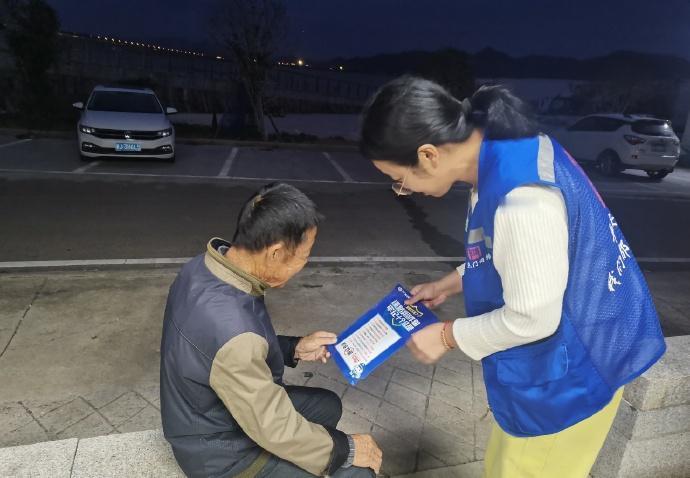 近日，台州三门的乡村院落里，网格员梅春柳正耐心地向老人们讲解
