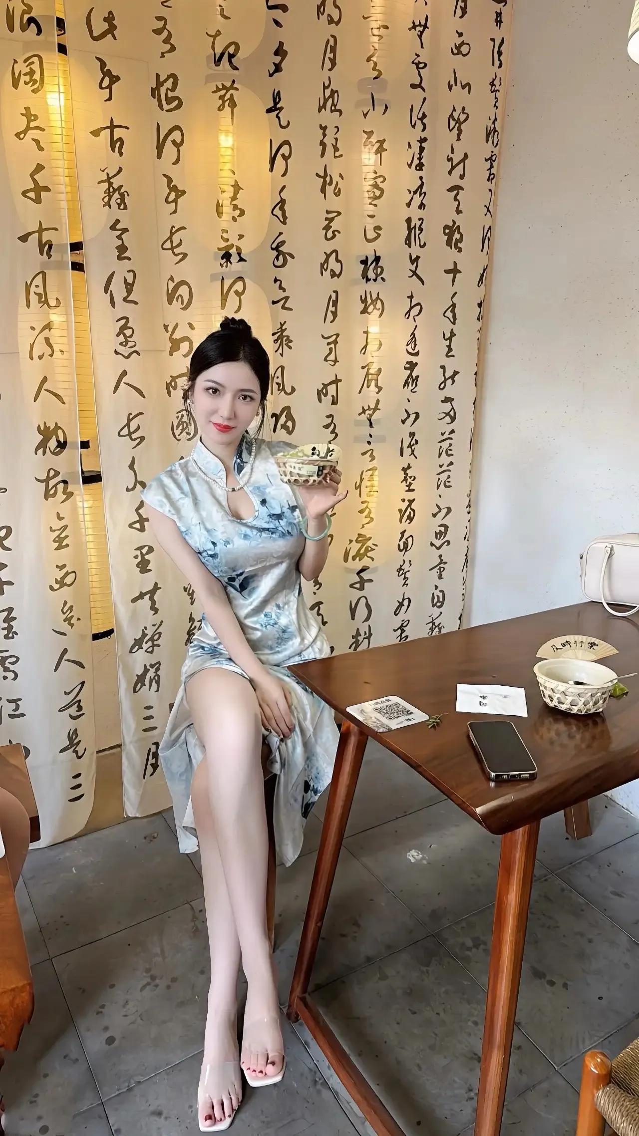 旗袍风#漂亮迷人的旗袍# #旗袍美探# #好身材性感女神# #街拍/大长腿美女#