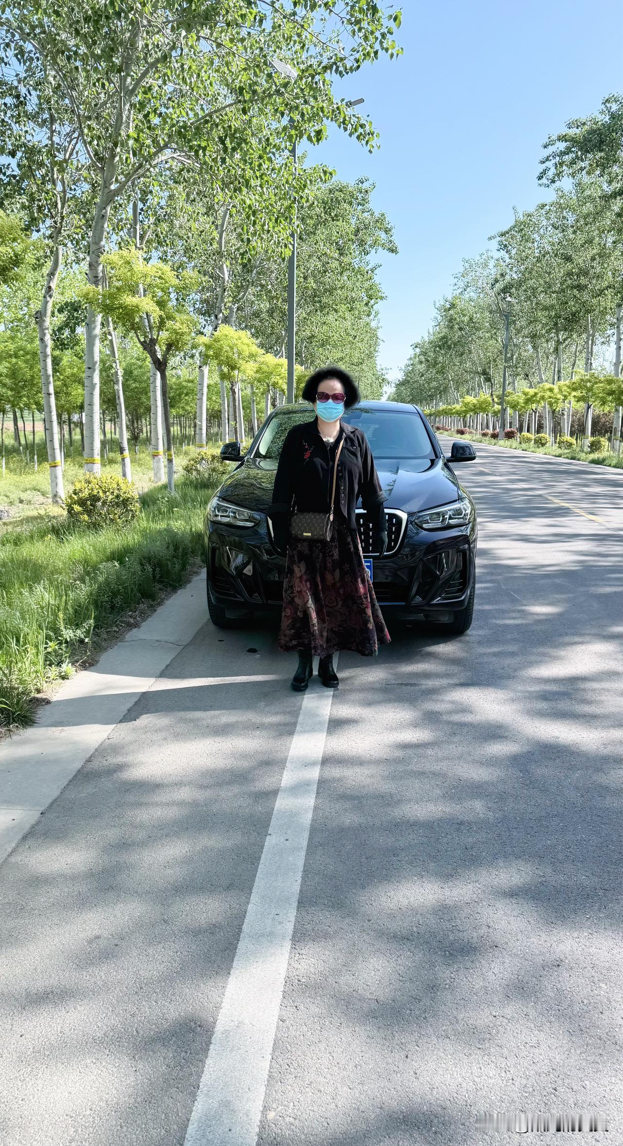 我来外面兜个风。
风清气正，风和日丽。鸟语花香。马路宽敞明亮，一片翠绿。到处都是