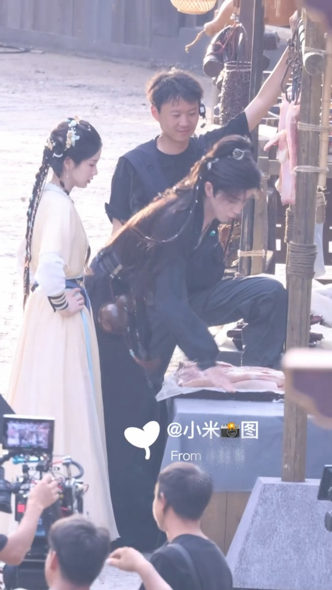 敖瑞鹏徒手抓苍蝇敖瑞鹏片场抓苍蝇 旁边工作人员伸大拇指这一下我肚子笑爆炸了 