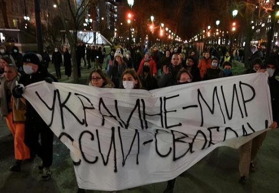 普京不想再打了，俄军打下来的领土，足够给1亿俄罗斯人1个交待 

 这场持续多年