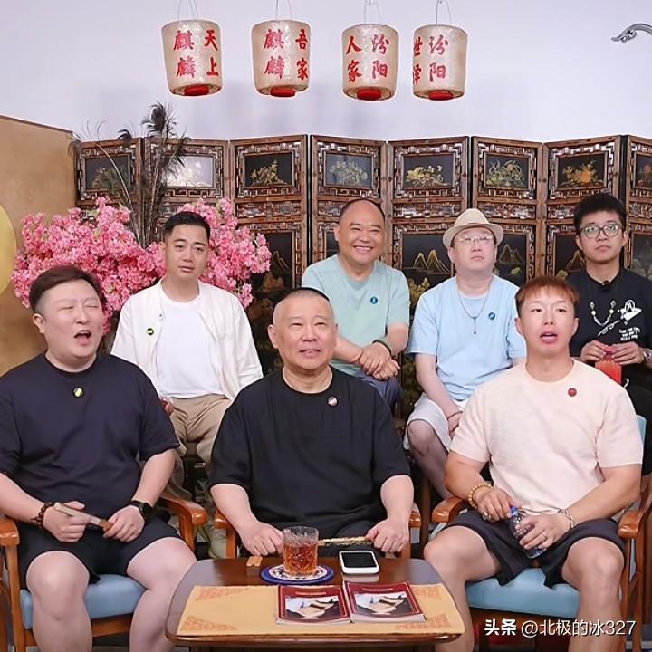 我还奇怪了，侯震怎么一直跟着郭德纲在直播间？上次在他直播间还用牙刷刷核桃，差点气