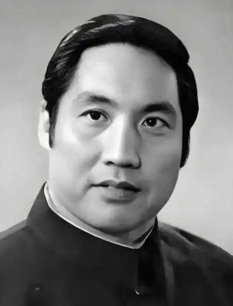 1977年，曾因饰演《红灯记》李玉和红遍全国的钱浩梁，被撤销党内外一切职务、停止