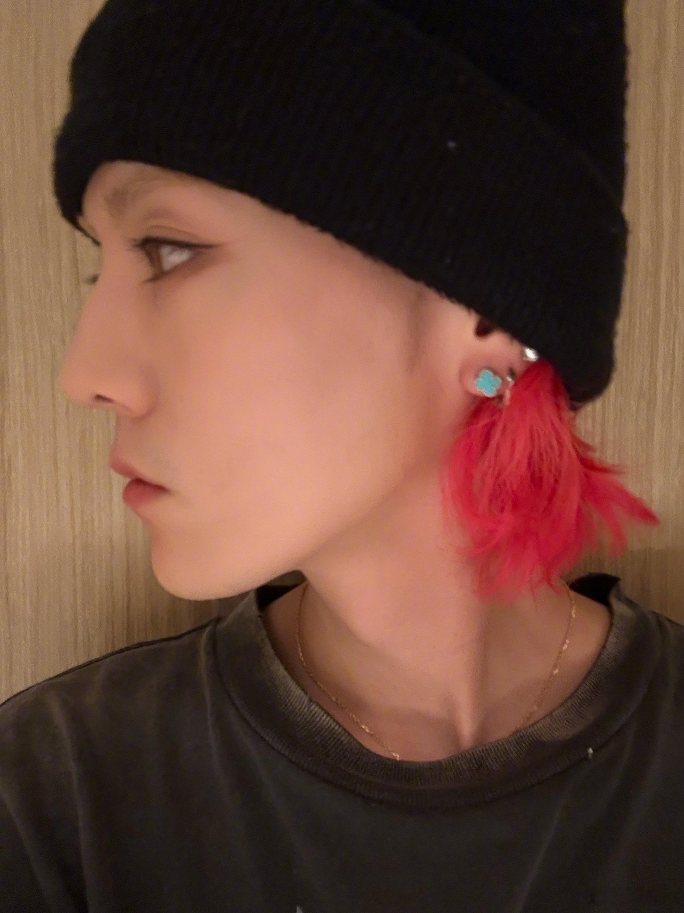 鹿晗一次性发了20张照片 鹿晗一次性发了20张照片📷17张自拍+三张合照随拍，