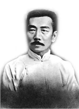 回顾鲁迅传奇的一生，原名周樟寿，后改名周树人，字豫才，浙江绍兴人。他是中国现代文