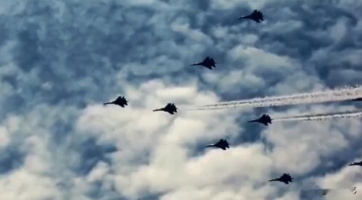 西部战区最新年度宣传片以“无人机布满天空”为视觉核心，展现高寒雪域、缺氧禁区中的