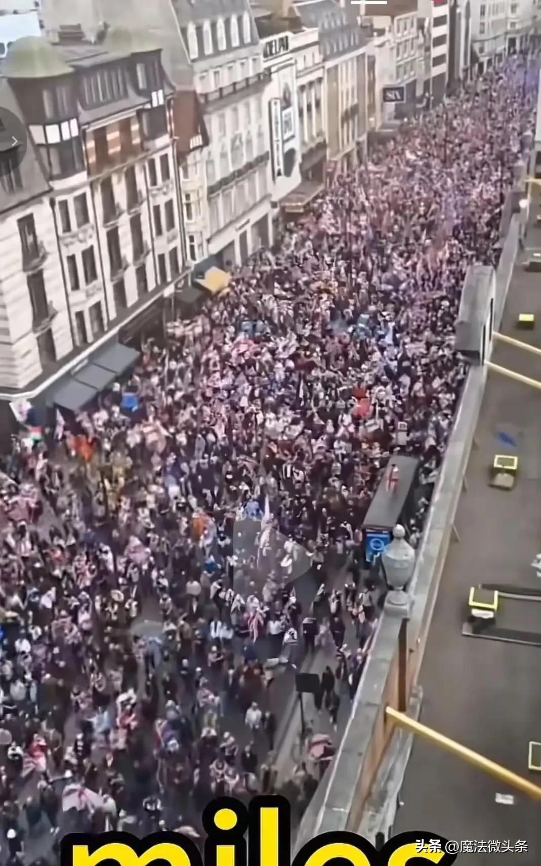 英国开始大游行了，导火索就是那个18岁白人大学生被印度裔锡克族人给5刀捅死，警察