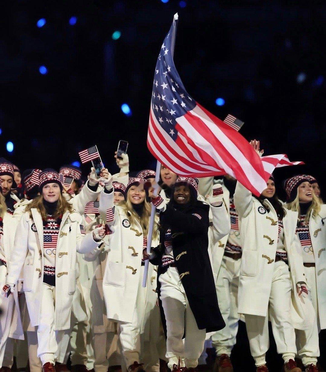 【冬奥开幕式时尚时刻】Team USA亮相米兰-科尔蒂纳冬奥会开幕式，全员身着R