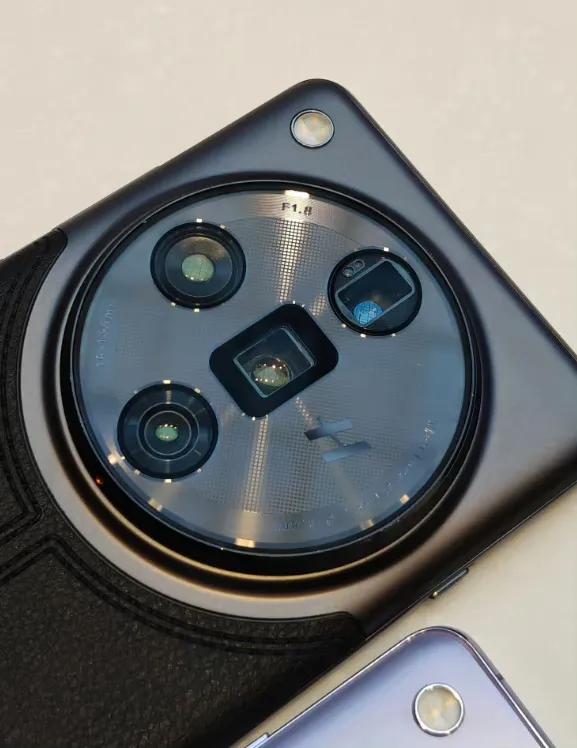 看完OPPO Find X7系列渲染图，第一感觉就是有点奇怪，说不上哪里怪，但就