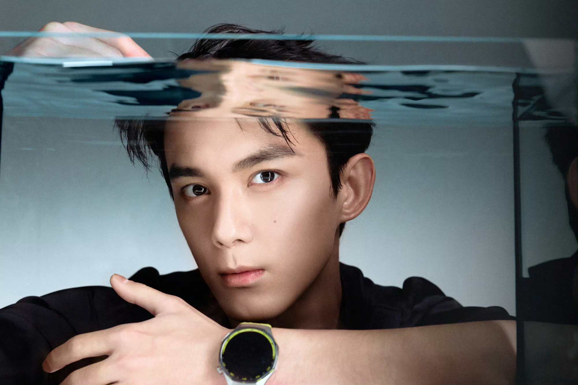 吴磊深V黑西装live现场live生图氛围感拉满，吴磊深V黑西装衬得身形挺拔，褪