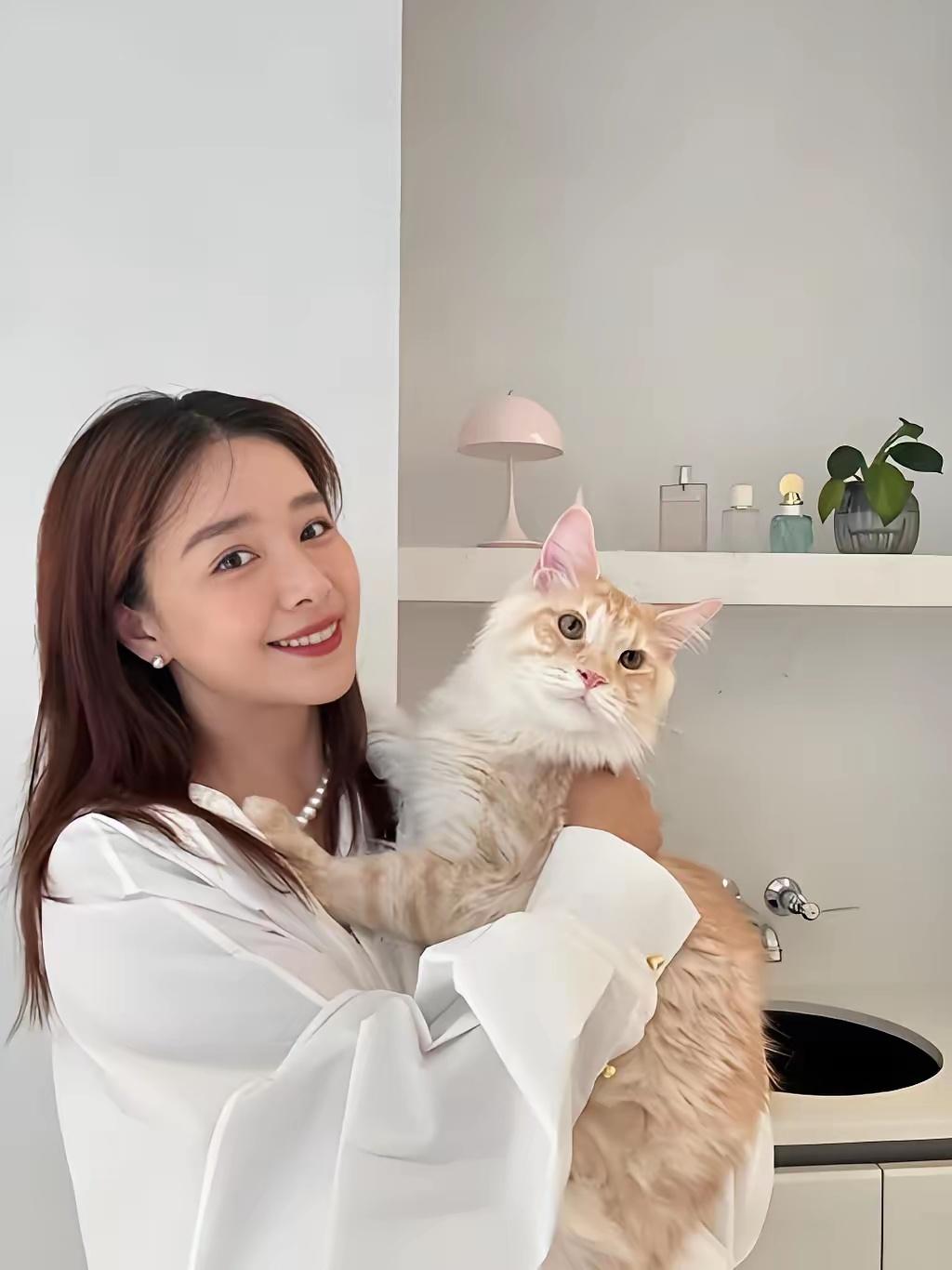 阚清子，真的和从前的自己和解啦！她晒出陪猫咪鑫鑫做完手术的照片，抱着小猫笑容特别