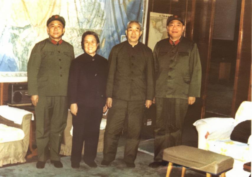 吴克华离开成都军区司令员岗位以后，军区司令员一职空缺。在最初酝酿人选的时候，在成