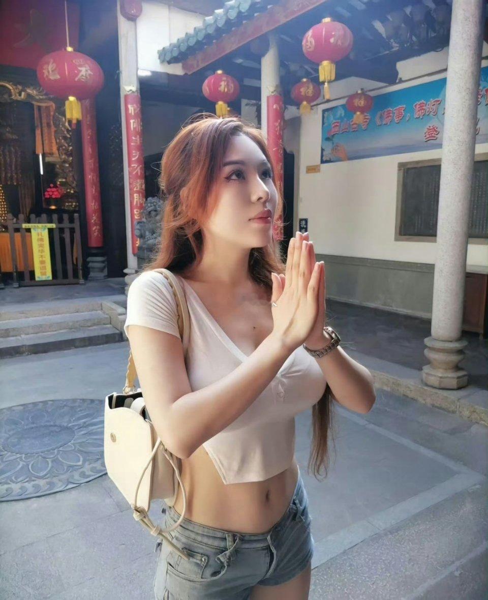 网友：穿成这样去拜佛，合适吗？[傻眼] 