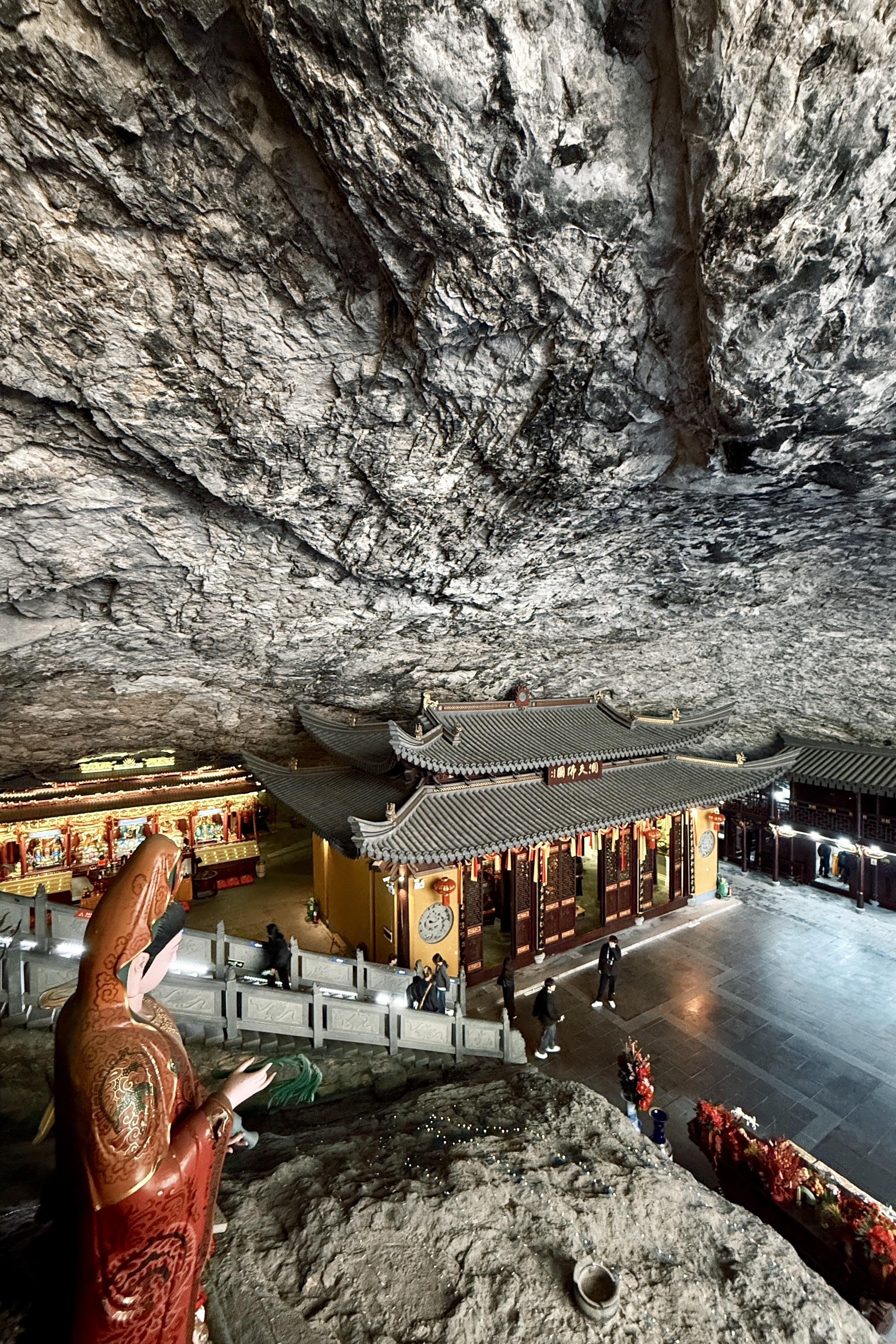 第一次震撼到头皮发麻的地方。2000年的溶洞？洞里藏着一个道观？这种地...