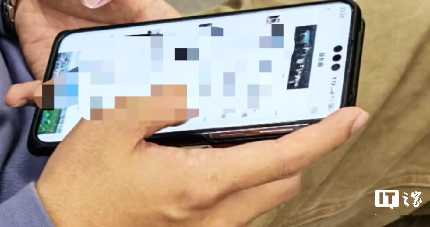#华为Mate70真机图曝光# 真的假的，居中三挖孔？我怎么看有点假，这不是折叠