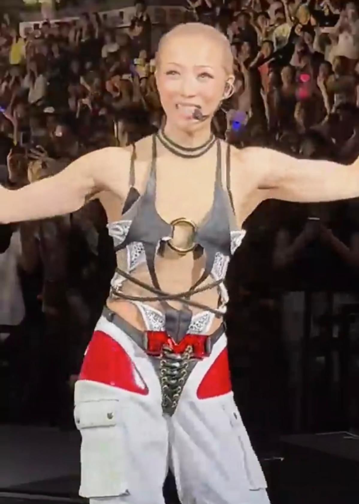 这确定是郑秀文？

近日，郑秀文可谓是火出圈了！她穿的这一身简直不能用“辣眼睛”