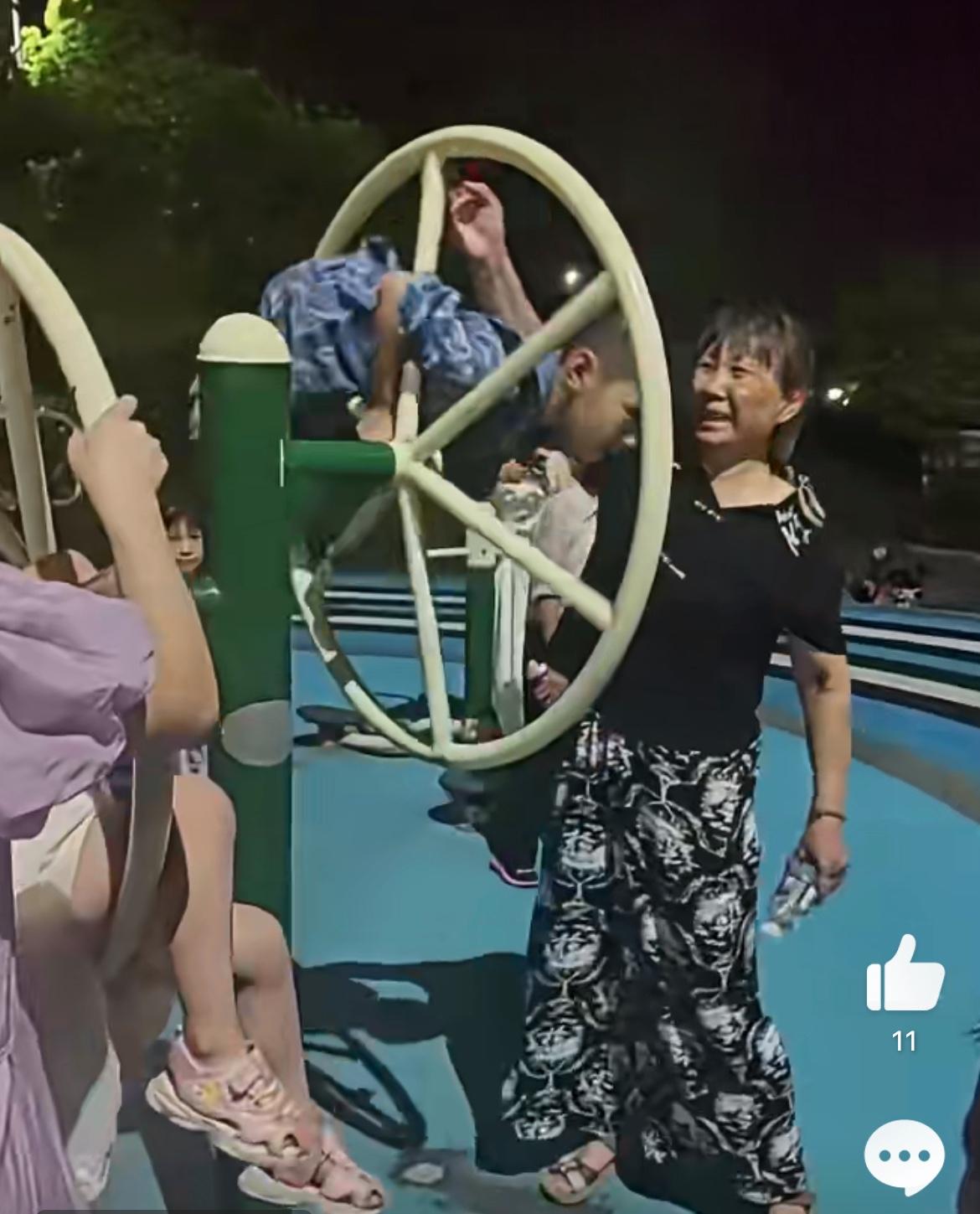 小区看到的，只能说大妈真会玩，把孩子当玩具了。孙子趴在转盘上，大妈快速转动转盘，