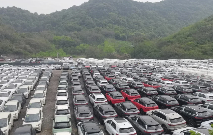 下沉市场崛起。县域消费者购车更务实，看重续航、通过性，熟人推荐为主。政策补贴叠加