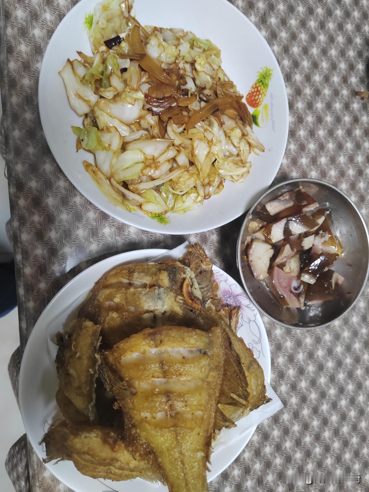 儿子和女朋友出去玩了，老婆上班去了，中午临走的时候说，两家沙发厂的老板都给电话了