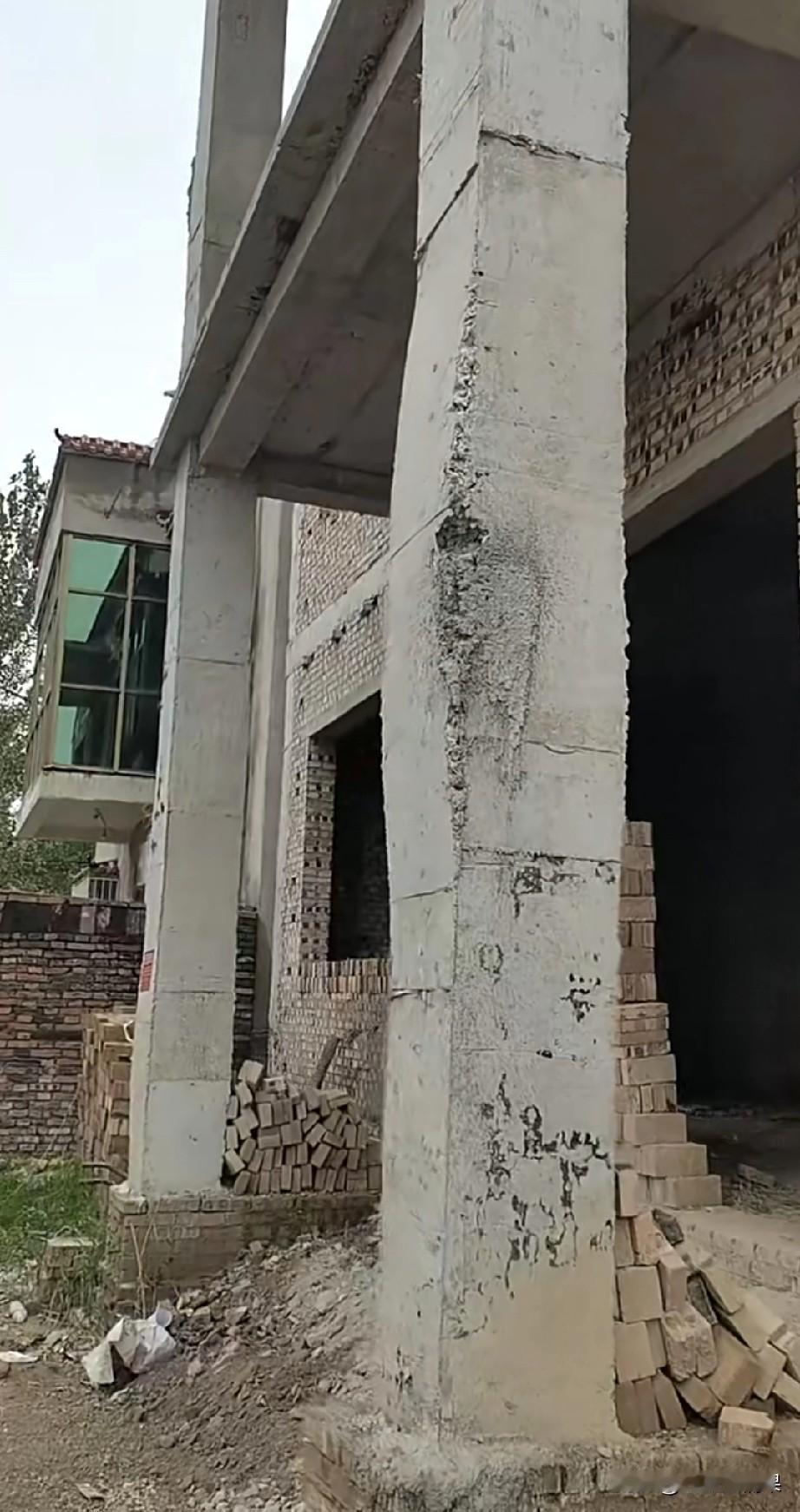 邻居家新建的房子，大门外的柱子成这样了，不知道该怎么办？
有懂建筑的朋友，说一下