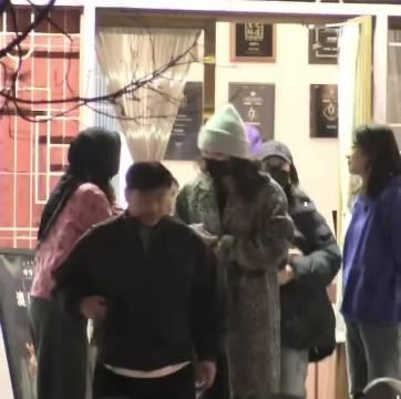 那英、李沁、马思纯、张晚意四人私下聚餐

据某狗仔拍摄的照片显示，那英以黑色围巾