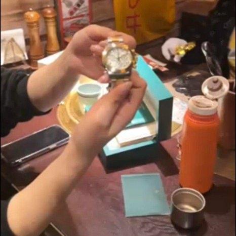 最近西安的陈女士遇到件让人揪心的事——她儿媳妇雷女士为了治病卖劳力士手表，钱刚到