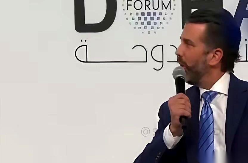 他们的儿子，在泥浆里滚，命悬一线。
他们的儿子，在游艇上晃，香槟不断。
你看，战