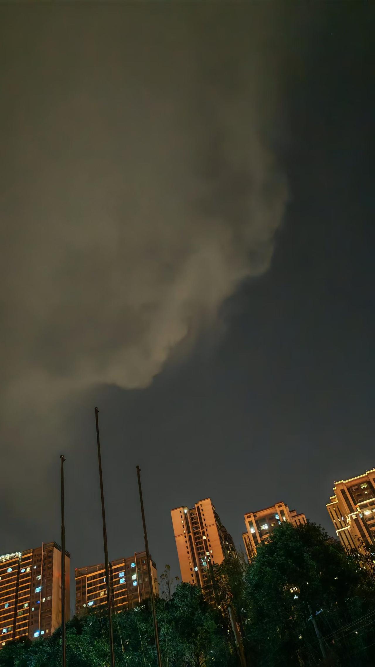 這幾張圖片可以試試想。我認為是上帝在俯視這座美麗的城市。朋友們你們怎幺看？謝謝！