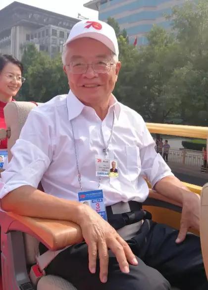 吕彤羽，开国上将吕正操将军与夫人刘沙之子，出生在冀中战场上。长大后，吕彤羽选择了