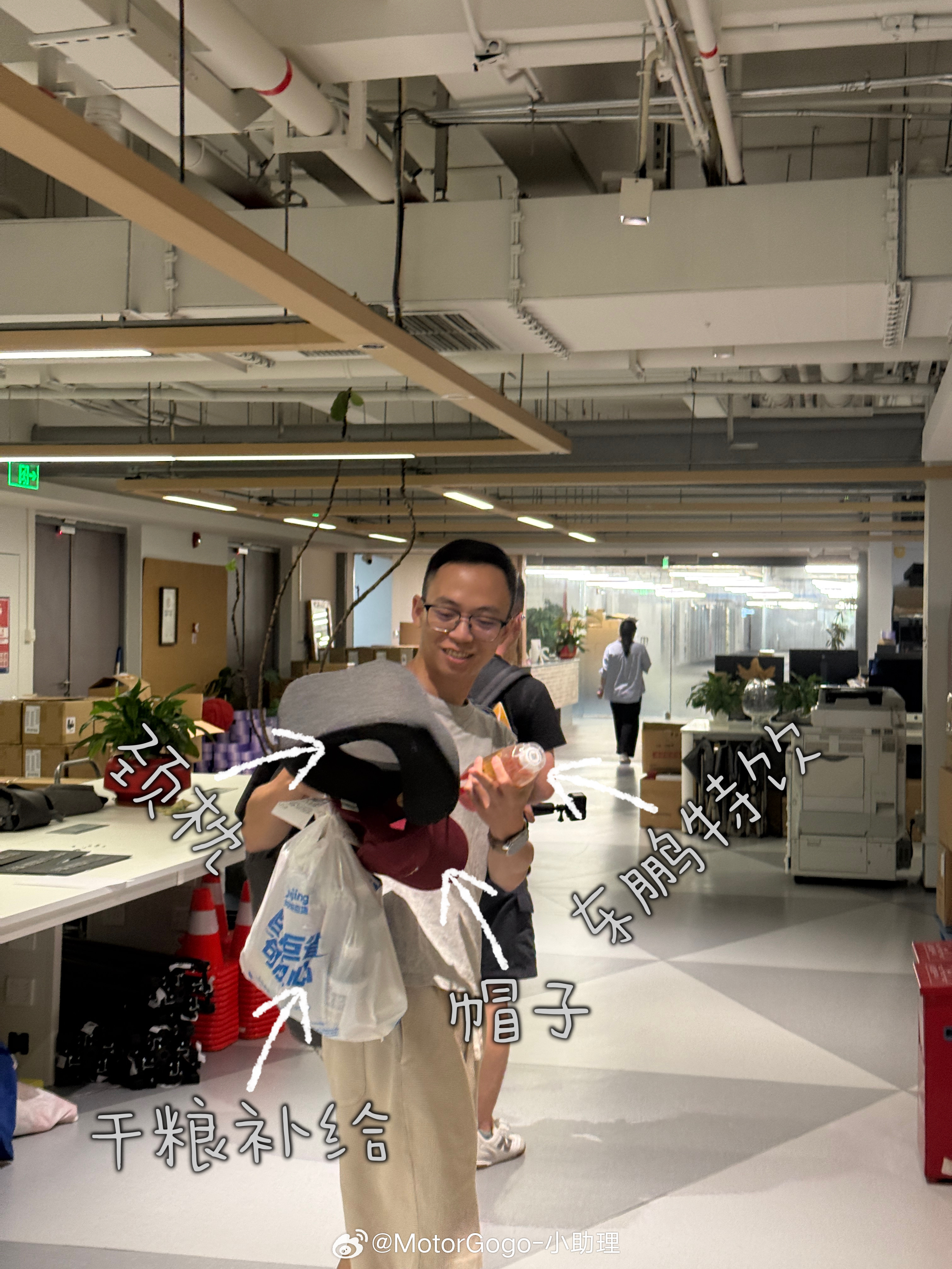 跑续航男人的背影总是最帅的出发去跑一台要跑通宵的新车续航除了拍摄设备，居然还带了