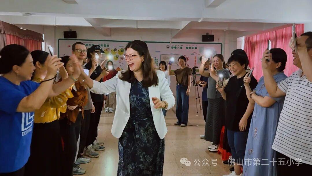 佛山二十五小叶明华校长荣休致敬仪式
​        3月31日举行，全体教职工