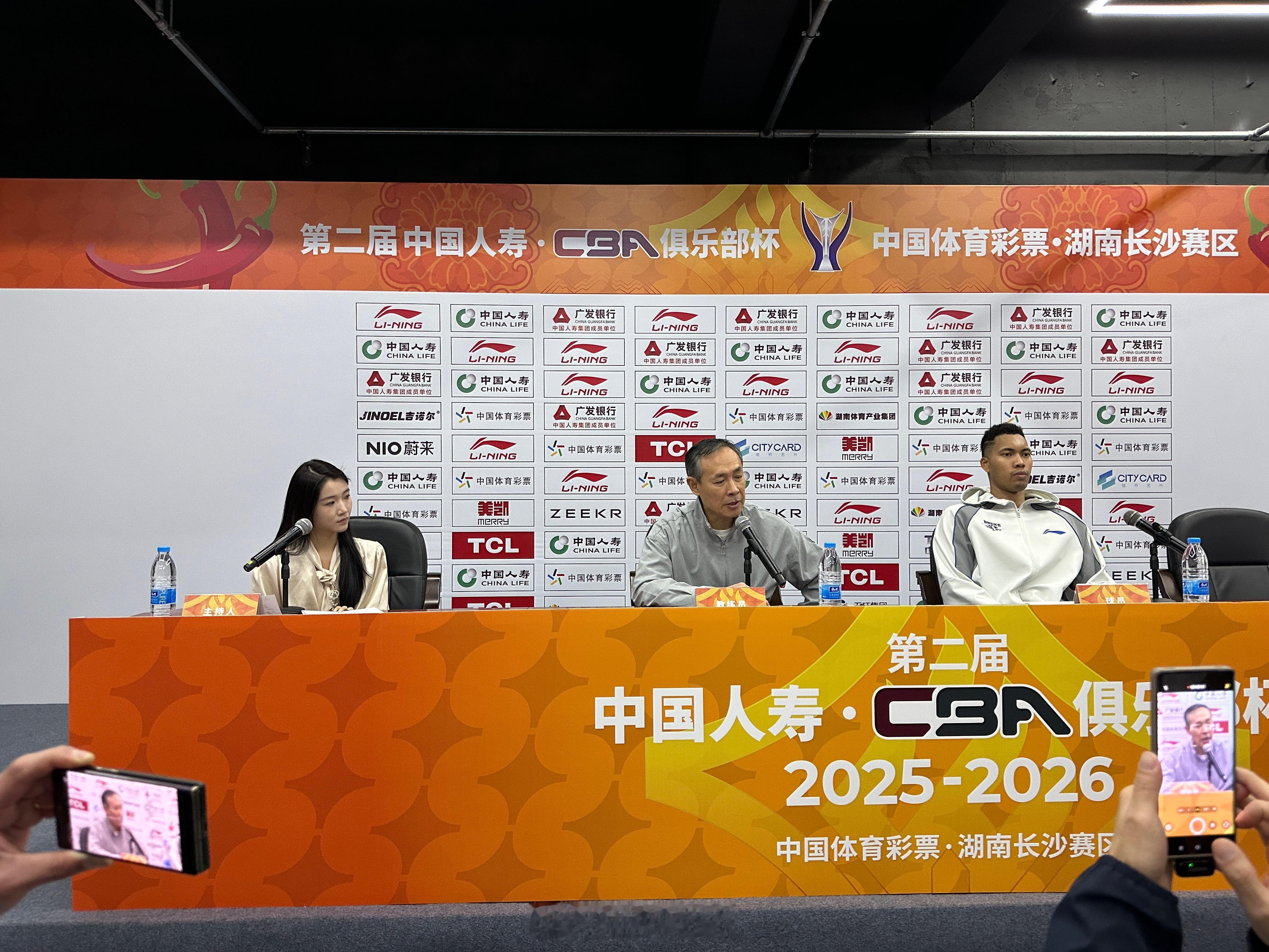 曾凡博 许导介绍了曾凡博的情况：还没有确定，究竟留队还是出去，他还在和俱乐部谈，