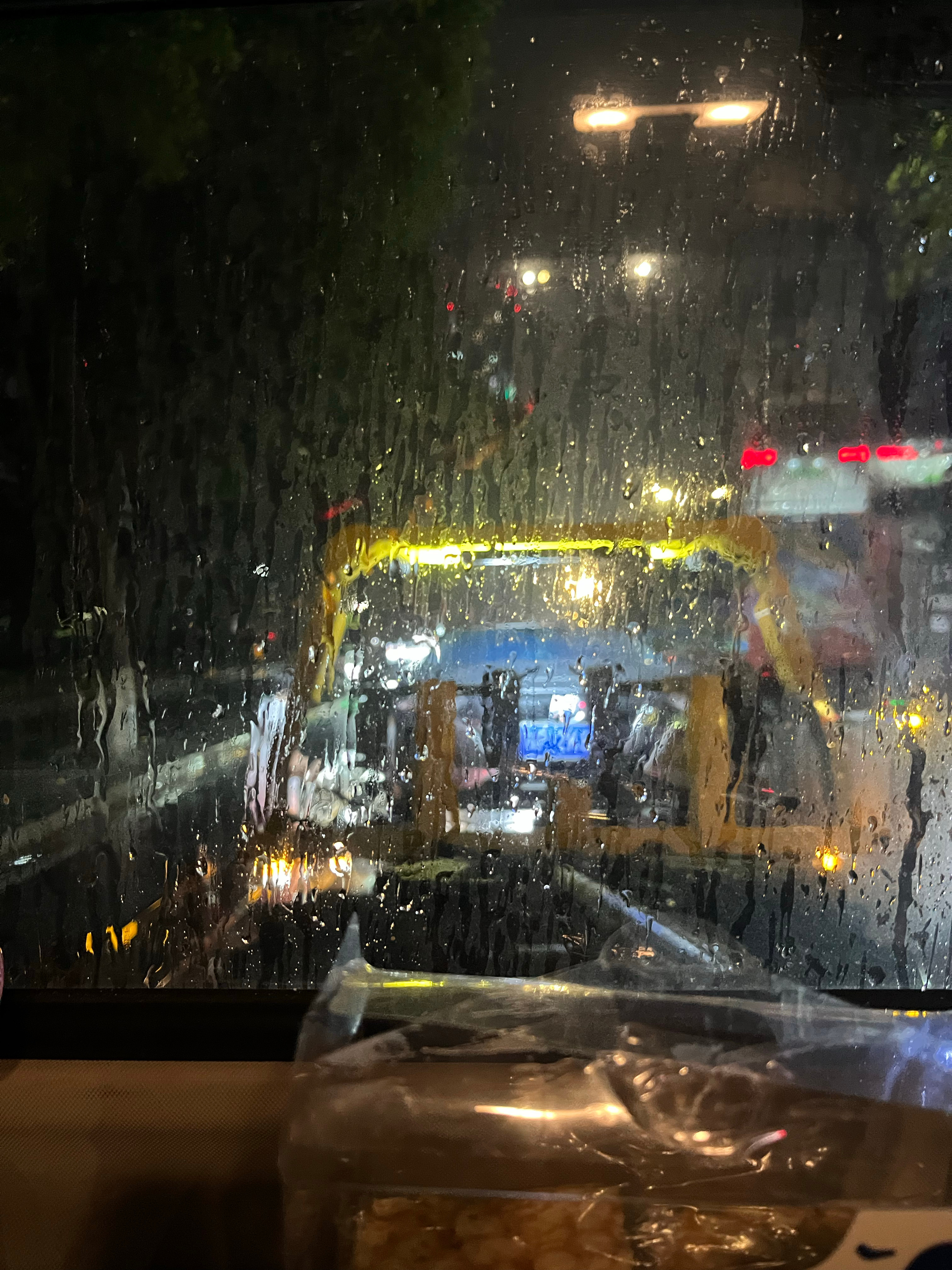 搞到这个点才有救援把车拖走还没回家还没吃晚饭讨厌大暴雨讨厌广州市区