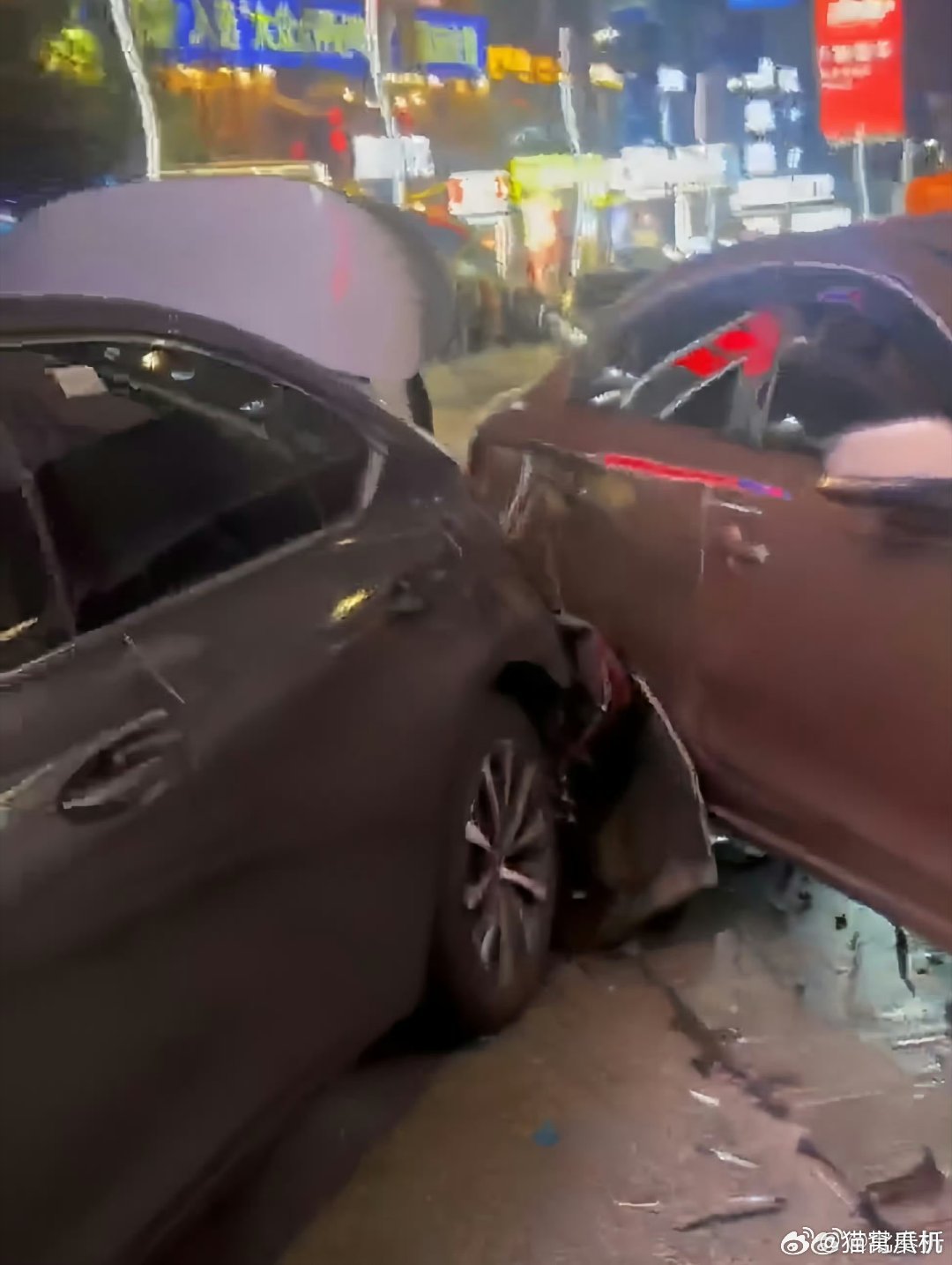 看热搜的照片还挺严重的。图3这是直接被捆起来了？还是那句话，大家出门在外真的要注