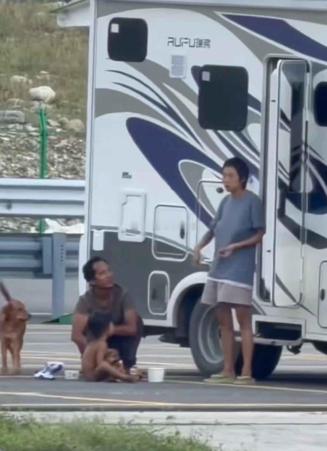 这是那个野人小孩一家吗？真有家长把小孩养成这样的？ ​​​
