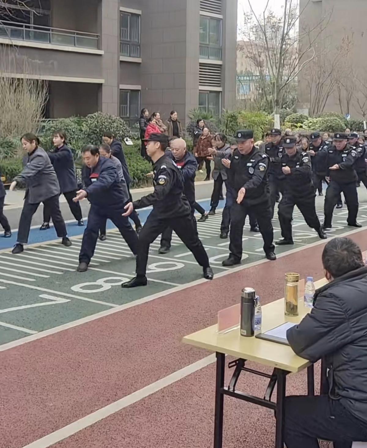 物业保安保洁阿姨都练武，这个事情大家如何看呢？
按说，如果因为保护所有服务小区人