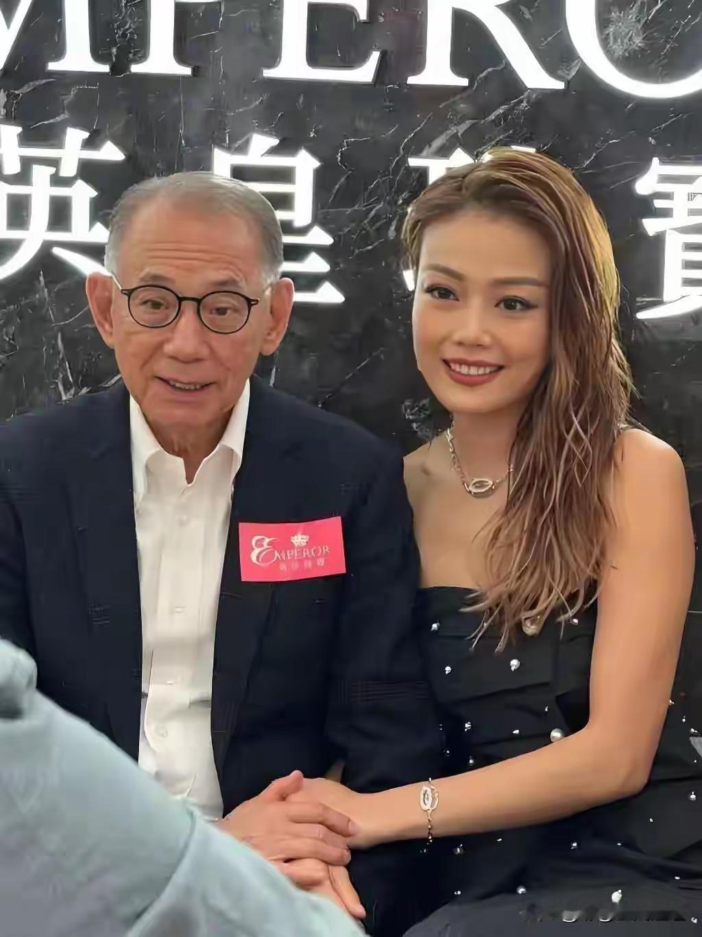 容祖儿
不是很漂亮
歌唱的还可以
性格也搞笑

她一直都是英皇公司的台柱子
有她