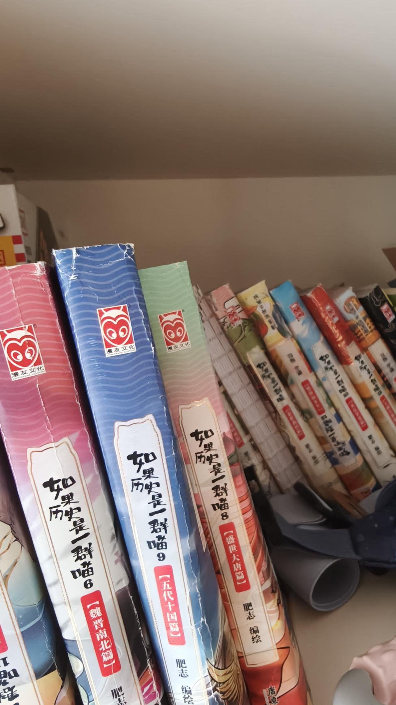 小孙女打算从家里挑几本书，说要带去学校的图书馆。
晚上，她伏在书架前翻来翻去，我