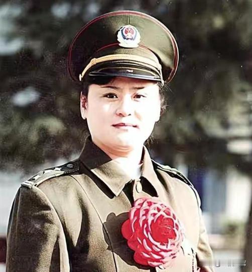 1988年，郑州一位姑娘被两名大汉架着胳膊塞进出租车。飞驰的车突然急刹，姑娘顺势