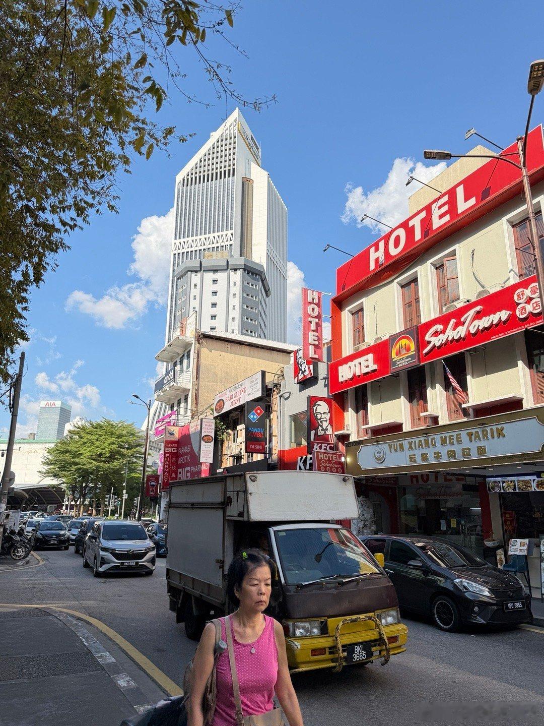 吉隆坡市中心有些视角会让我感觉我在美国，就问了AI建筑风格的问题，豆包能替代50