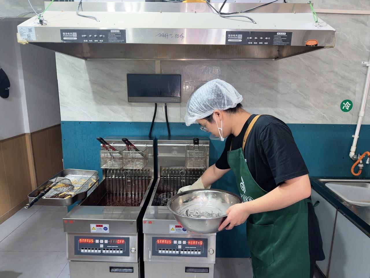 去年有个姓贺的小伙子，在一家网络公司开的门店里做食品加工，几点上班、干什么活，全