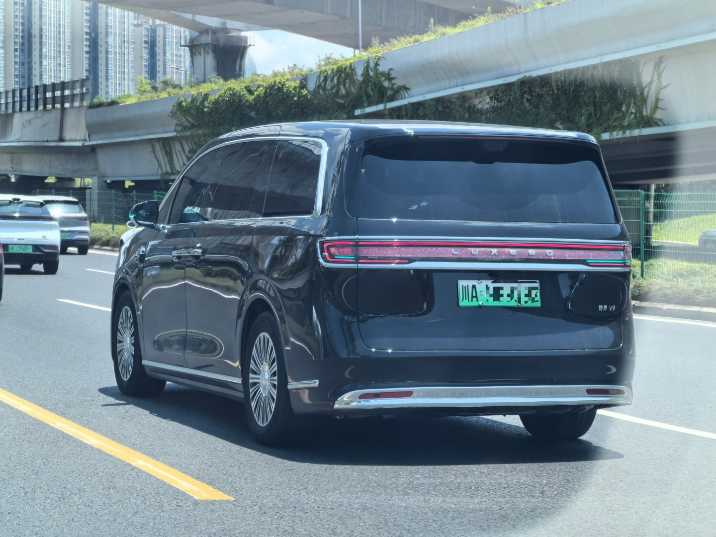 智界V9累计交付破10000台 成交均价50万，选高配车型率80%。去提车那天旁