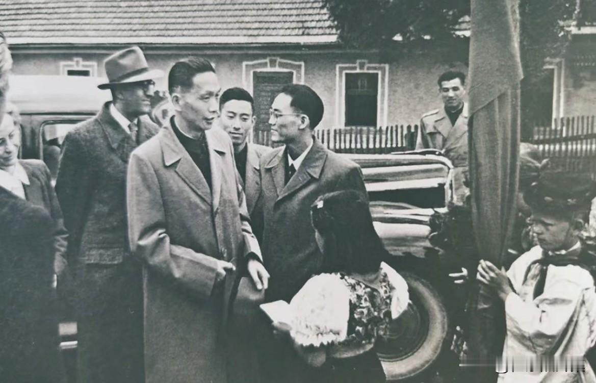 1950年，谭希林将军作为新中国驻捷克斯洛伐克首任大使，抵达捷克时受到热烈欢迎。
