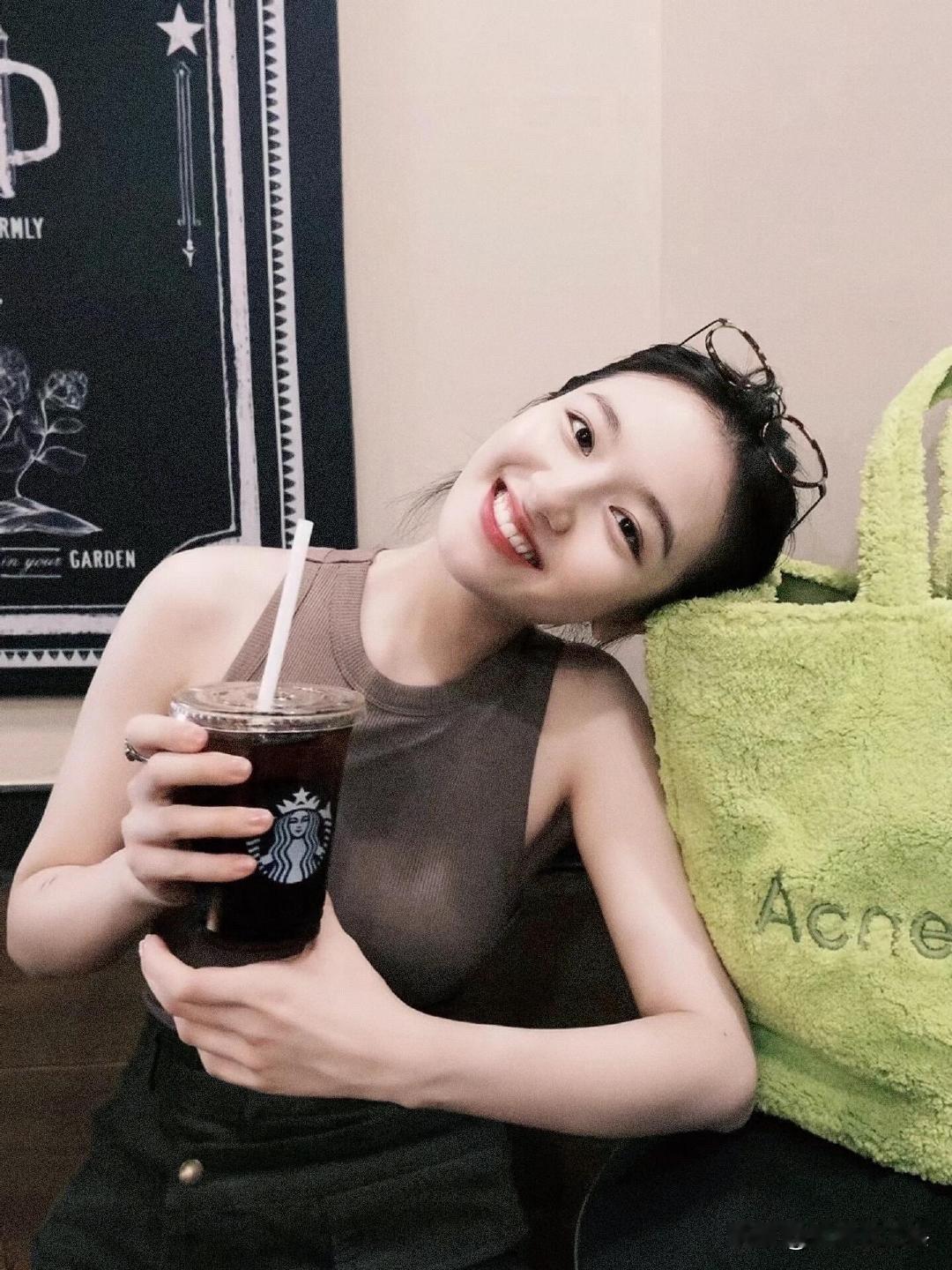 李兰迪 知识分子穿搭的神
l李兰迪 
素净又不张扬 爱笑 爱阳光 爱生活
李兰迪